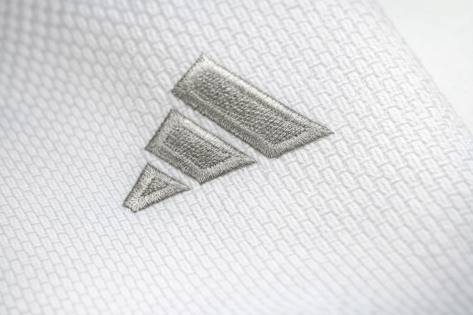 Adidas JU kимоно Champion III IJF Regular fit 750g с лого, бяло